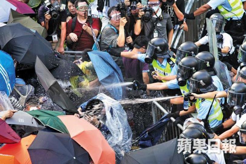 警方用胡椒噴霧驅趕市民。