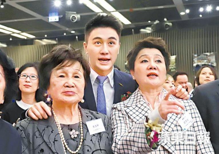 何猷君婆婆梁玉珍(左)現身支持乖孫。譚德潤攝 何猷君婆婆梁玉珍(左)現身支持乖孫。譚德潤攝