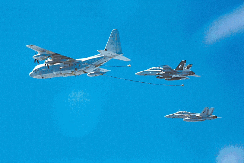 KC-130空中加油機(左)替F/A-18機於空中加油不容易。美聯社美軍海軍陸戰隊位於日本山口縣的岩國基地。日本海上保安廳船隻出動搜索失蹤美軍。美聯社 KC-130空中加油機(左)替F/A-18機於空中加油不容易。美聯社美軍海軍陸戰隊位於日本山口縣的岩國基地。日本海上保安廳船隻出動搜索失蹤美軍。美聯社
