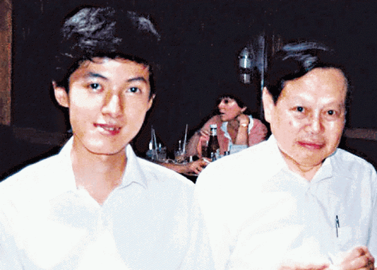 【1987年】張首晟博士畢業,與恩師楊振寧合影。 【1987年】張首晟博士畢業,與恩師楊振寧合影。