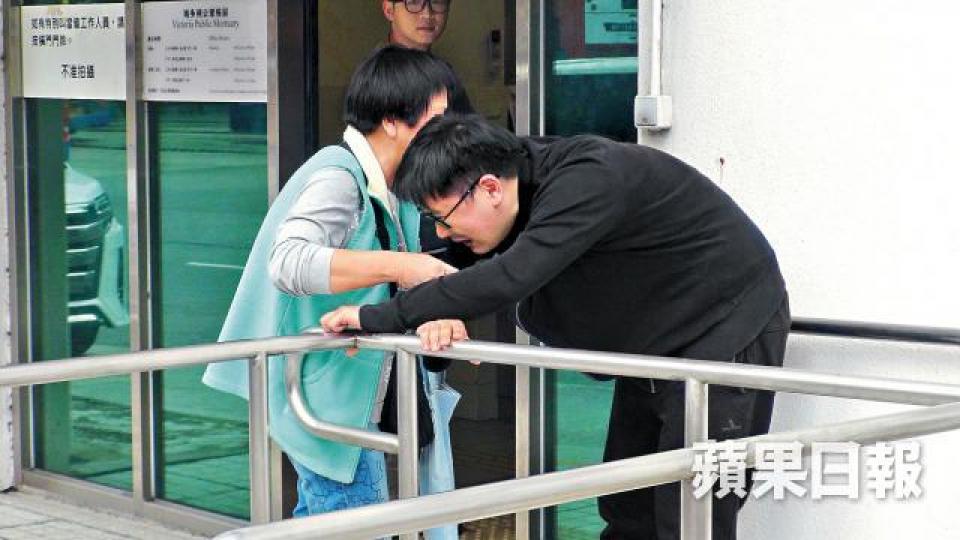 死者兒子認屍後傷心痛哭,姑姐在旁安慰。張培生攝雙屍案死者屍體移送殮房。李家傑攝 死者兒子認屍後傷心痛哭,姑姐在旁安慰。張培生攝雙屍案死者屍體移送殮房。李家傑攝