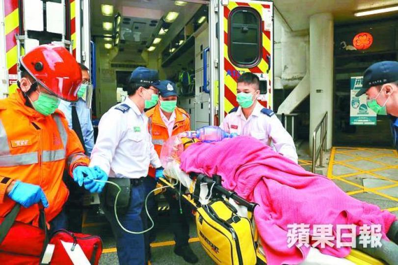 遇害男子送院,估計已死去一至兩日。警員在華富邨對開岸邊蒐證。劉漢權攝 遇害男子送院,估計已死去一至兩日。警員在華富邨對開岸邊蒐證。劉漢權攝