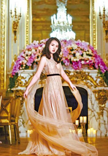 任正非的孻女姚安娜近日突然曝光,上月底出席一年一度巴黎名媛舞會。互聯網華為創辦人任正非已屆退休年齡,集團接班人誰屬引起關注。 任正非的孻女姚安娜近日突然曝光,上月底出席一年一度巴黎名媛舞會。互聯網華為創辦人任正非已屆退休年齡,集團接班人誰屬引起關注。