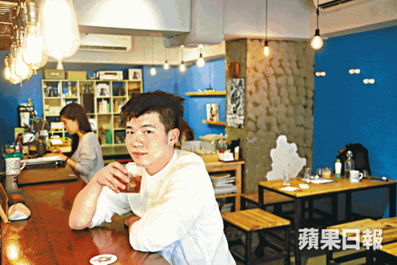 入行將近十年的Vincent一直認真看待咖啡這門學問,但對於咖啡店,他就隨意得多,「很多咖啡師開咖啡店,都想客人為自己的手藝而來。但我尊重在這個Café中出現的任何人、任何事情,這才是Café的功能」。夏家朗攝早前Brew Note舉辦一場有關金庸的文化沙龍,店內人頭湧湧,細聽坐在吧枱上的吳靄儀娓娓道來。蕭雲攝往喝咖啡時若沒遇上沙龍或現場演奏,店內還有不少好書可看。Brew Note不時舉辦音樂會,現場演奏,客人買杯咖啡就可坐下慢慢欣賞。 入行將近十年的Vincent一直認真看待咖啡這門學問,但對於咖啡店,他就隨意得多,「很多咖啡師開咖啡店,都想客人為自己的手藝而來。但我尊重在這個Café中出現的任何人、任何事情,這才是Café的功能」。夏家朗攝早前Brew Note舉辦一場有關金庸的文化沙龍,店內人頭湧湧,細聽坐在吧枱上的吳靄儀娓娓道來。蕭雲攝往喝咖啡時若沒遇上沙龍或現場演奏,店內還有不少好書可看。Brew Note不時舉辦音樂會,現場演奏,客人買杯咖啡就可坐下慢慢欣賞。