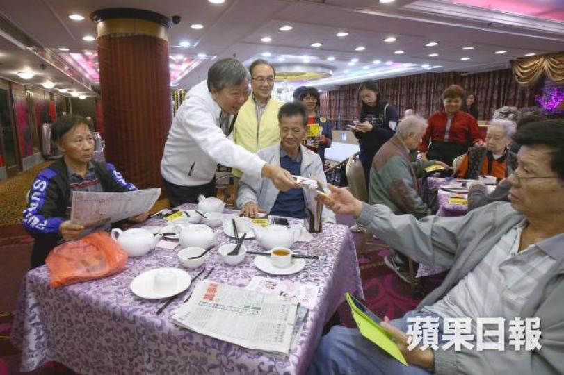 有人認為泛民只幫基層,卻忽略了本土香港人利益。 有人認為泛民只幫基層,卻忽略了本土香港人利益。