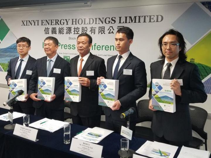 左起為信義能源執董李友情、副主席董清世、主席李賢義、行政總裁董貺漄及財務總監段寧。 左起為信義能源執董李友情、副主席董清世、主席李賢義、行政總裁董貺漄及財務總監段寧。