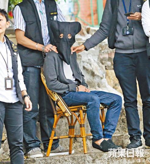 涉殺父親的疑犯昨被警員押解到瀑布灣公園重組案情。梁瑞帆攝疑兇在棄屍後潛逃台灣,其後返港被捕。互聯網警方「水鬼隊」落水搜索,在水底撿獲疑藏屍的藍色旅行篋。 涉殺父親的疑犯昨被警員押解到瀑布灣公園重組案情。梁瑞帆攝疑兇在棄屍後潛逃台灣,其後返港被捕。互聯網警方「水鬼隊」落水搜索,在水底撿獲疑藏屍的藍色旅行篋。