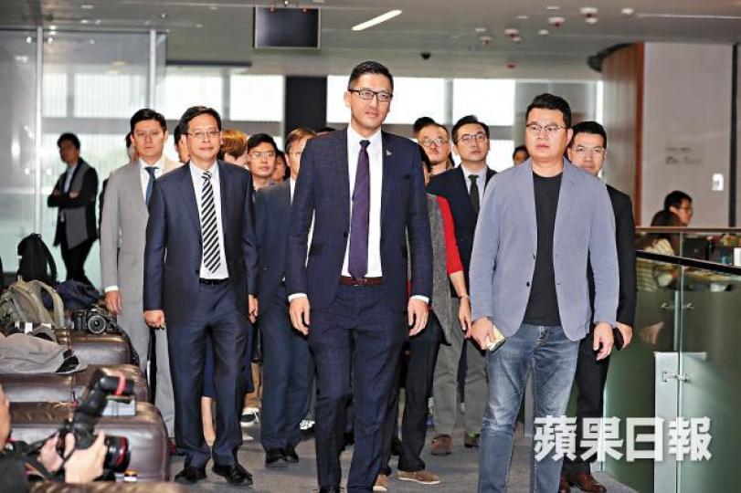 林卓廷及尹兆堅昨在泛民議員陪同下見傳媒。何柏佳攝立法會6月審議一地兩檢條例草案期間大混亂,林卓廷及尹兆堅被強行趕離場。 林卓廷及尹兆堅昨在泛民議員陪同下見傳媒。何柏佳攝立法會6月審議一地兩檢條例草案期間大混亂,林卓廷及尹兆堅被強行趕離場。