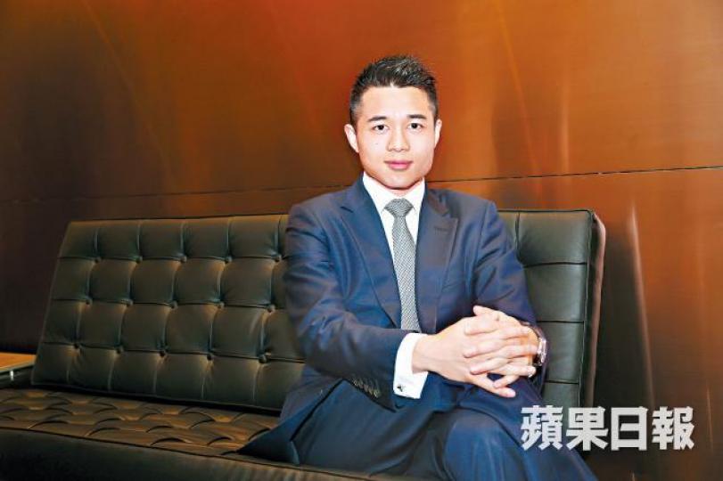 若揀一隻啤牌代表爸爸,何猷亨指會揀King,自己則想做隻9仔;圖為他與家人合照。葡京人有兩間主題酒店,其中一間是「LINE FRIENDS」。 若揀一隻啤牌代表爸爸,何猷亨指會揀King,自己則想做隻9仔;圖為他與家人合照。葡京人有兩間主題酒店,其中一間是「LINE FRIENDS」。