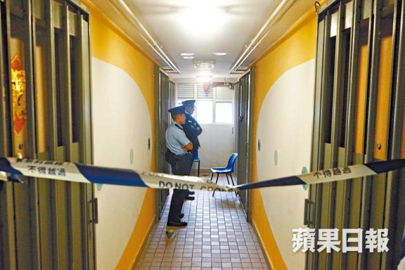 寶田邨兇案現場昨全日封鎖,由警員把守。 寶田邨兇案現場昨全日封鎖,由警員把守。