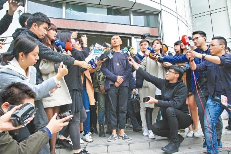 受性侵指控的鈕承澤昨日赴警署接受問訊。台灣《蘋果日報》鈕承澤離開警署時向公眾鞠躬謝罪。台灣《蘋果日報》 受性侵指控的鈕承澤昨日赴警署接受問訊。台灣《蘋果日報》鈕承澤離開警署時向公眾鞠躬謝罪。台灣《蘋果日報》