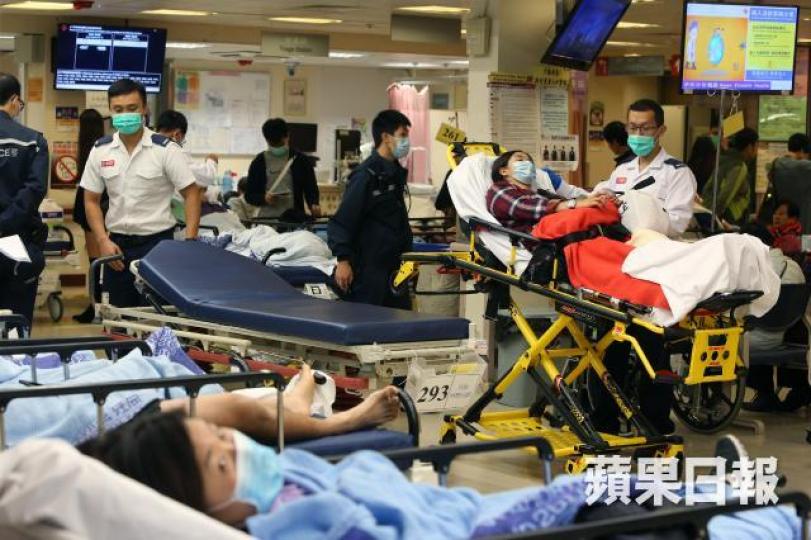 記者昨午到急症室觀察,候診區逼滿病床及病人,非緊急或次緊急病人輪症時間超過四小時。王子俊攝 記者昨午到急症室觀察,候診區逼滿病床及病人,非緊急或次緊急病人輪症時間超過四小時。王子俊攝