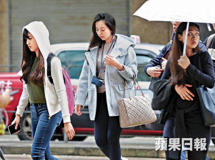 氣溫驟降,市民外出都添加禦寒衣物。李家皓攝 氣溫驟降,市民外出都添加禦寒衣物。李家皓攝