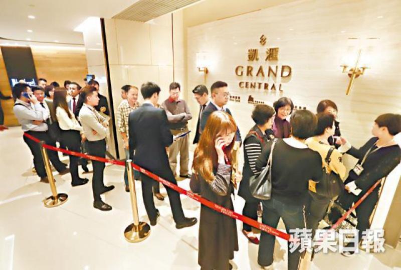 觀塘凱滙昨開放示範單位,參觀者排長龍。譚德潤攝 觀塘凱滙昨開放示範單位,參觀者排長龍。譚德潤攝