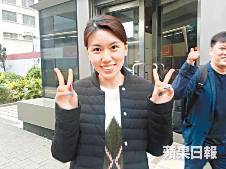 卓翔女董事徐卓離開法院時展示V字手勢。 卓翔女董事徐卓離開法院時展示V字手勢。