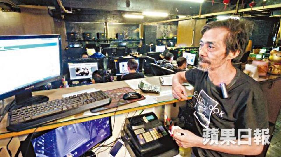 61歲的黑柴現時是深水埗一家網吧的老闆,透露早年也曾夜宿網吧兩年多。 61歲的黑柴現時是深水埗一家網吧的老闆,透露早年也曾夜宿網吧兩年多。