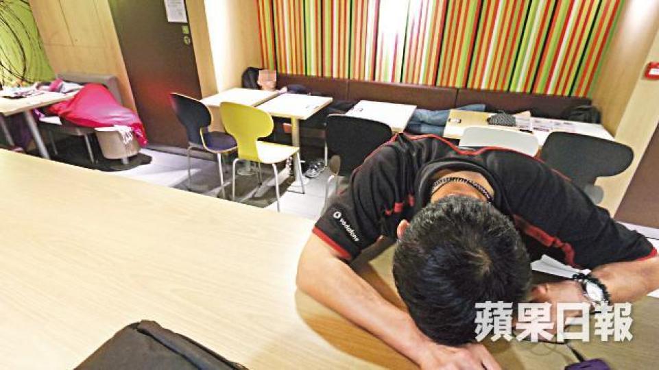 「麥難民」中醫阿蔣(前排黑衣)夜宿的麥記,除了他還有不少人留宿。麥超億攝阿蔣指現時在多間中醫診所掛單看症,晚上亦替熟客診症。 「麥難民」中醫阿蔣(前排黑衣)夜宿的麥記,除了他還有不少人留宿。麥超億攝阿蔣指現時在多間中醫診所掛單看症,晚上亦替熟客診症。