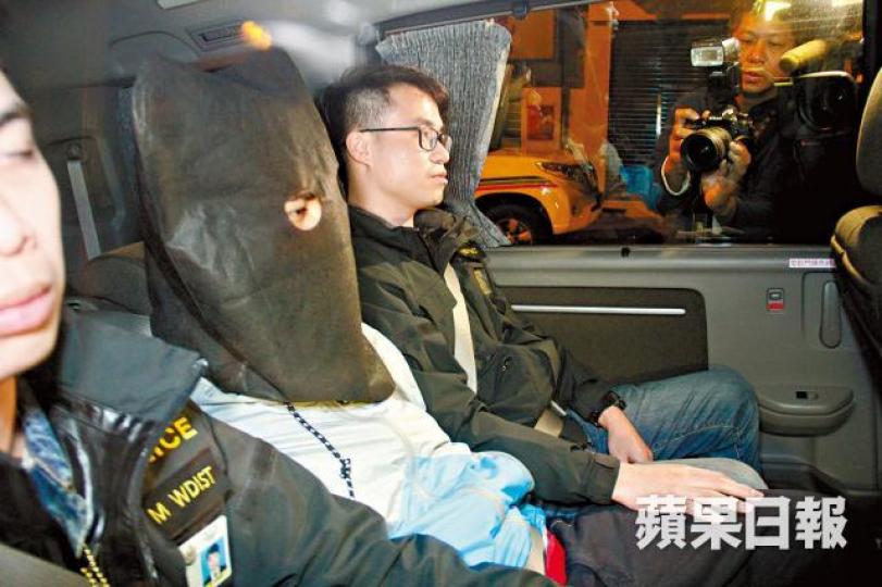 21歲沈姓疑犯涉嫌遊蕩被捕扣查。鄭文輝攝警方起回疑犯案發時穿着的衣物,包括三色鴨舌帽。 21歲沈姓疑犯涉嫌遊蕩被捕扣查。鄭文輝攝警方起回疑犯案發時穿着的衣物,包括三色鴨舌帽。