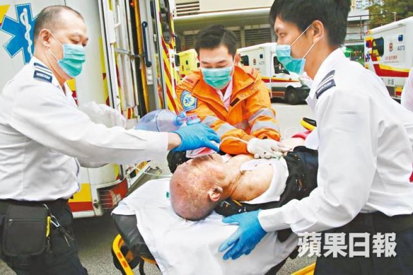 老翁被救起送院後證實不治。詹家志攝 老翁被救起送院後證實不治。詹家志攝
