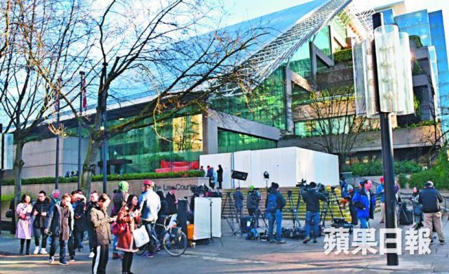 孟晚舟的案件轟動全球,大批傳媒昨在法院外守候。李肖君攝 孟晚舟的案件轟動全球,大批傳媒昨在法院外守候。李肖君攝
