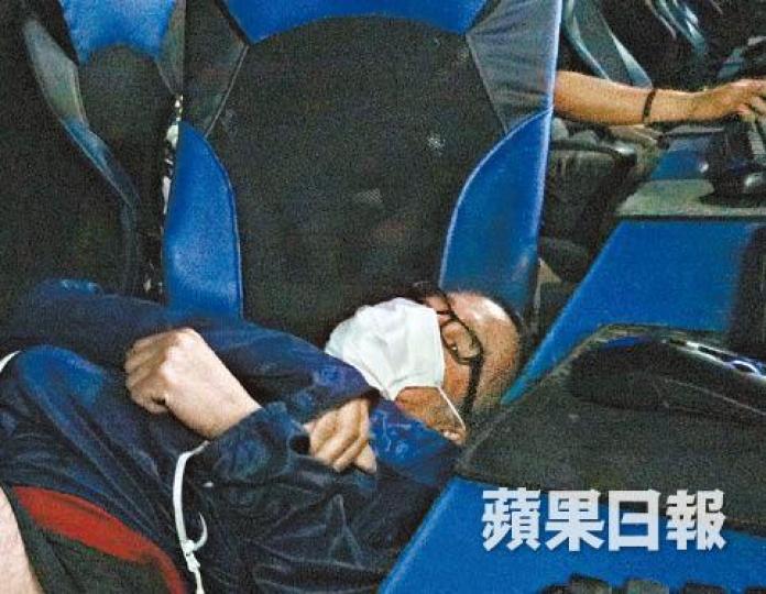 阿文示範將兩張電腦椅「拍埋」當床瞓,稱住網吧七年已很習慣。近年以網吧為家的人年紀越來越大,尤其深水埗、油麻地等舊區,每晚聚集一群中年網吧難民留宿,主攻通宵優惠時段。麥超億攝 阿文示範將兩張電腦椅「拍埋」當床瞓,稱住網吧七年已很習慣。近年以網吧為家的人年紀越來越大,尤其深水埗、油麻地等舊區,每晚聚集一群中年網吧難民留宿,主攻通宵優惠時段。麥超億攝