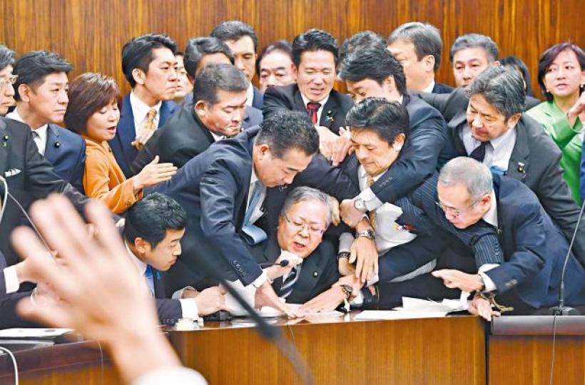 日本反對派議員嘗試阻撓增加外勞法案表決。美聯社 日本反對派議員嘗試阻撓增加外勞法案表決。美聯社