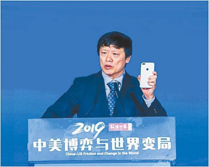 《環時》總編輯胡錫進稱不適應華為手機,才堅持使用iPhone。互聯網 《環時》總編輯胡錫進稱不適應華為手機,才堅持使用iPhone。互聯網
