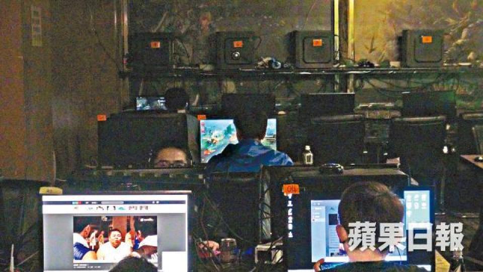 網吧深夜11時起人流最旺,有人玩遊戲亦有人看英超或歐聯等直播球賽。 網吧深夜11時起人流最旺,有人玩遊戲亦有人看英超或歐聯等直播球賽。