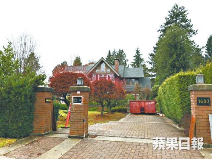 位於溫哥華馬修斯大道的兩層高豪宅似乎正在裝修。特約記者李肖君攝劉曉棕馬修斯大道豪宅裝修奢華。互聯網 位於溫哥華馬修斯大道的兩層高豪宅似乎正在裝修。特約記者李肖君攝劉曉棕馬修斯大道豪宅裝修奢華。互聯網