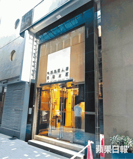 Plum的辦公室及註冊辦事處地址,分別使用鍾永良旗下在上環的兩間商務中心Compass Office。T先生起初見Plum業績一直上升,於是投資了十幾萬元。Plum創辦人鍾永良曾向投資者承認自己過於心雄,業務發展過快。派餐職員多為青年,除了派餐亦要負責策劃及營銷等業務。李勁華認為初創常見死因是擴張太快。記者透過Plum訂餐,其中一飯盒底部有裂縫。 Plum的辦公室及註冊辦事處地址,分別使用鍾永良旗下在上環的兩間商務中心Compass Office。T先生起初見Plum業績一直上升,於是投資了十幾萬元。Plum創辦人鍾永良曾向投資者承認自己過於心雄,業務發展過快。派餐職員多為青年,除了派餐亦要負責策劃及營銷等業務。李勁華認為初創常見死因是擴張太快。記者透過Plum訂餐,其中一飯盒底部有裂縫。