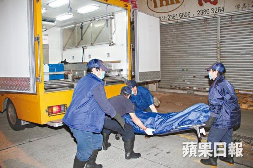 仵工將燒炭自殺女子遺體移送殮房。溫文學攝 仵工將燒炭自殺女子遺體移送殮房。溫文學攝