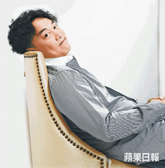 出道23年,陳奕迅還有興趣替大碟曲目排rundown,對音樂的熱情從未減退。1995年新秀入行,華星替陳奕迅派台的第一首歌,叫《時代曲》。2014年,陳奕迅在叱咤頒獎禮唱《任我行》失準,全城怒罵,令他耿耿於懷。 出道23年,陳奕迅還有興趣替大碟曲目排rundown,對音樂的熱情從未減退。1995年新秀入行,華星替陳奕迅派台的第一首歌,叫《時代曲》。2014年,陳奕迅在叱咤頒獎禮唱《任我行》失準,全城怒罵,令他耿耿於懷。
