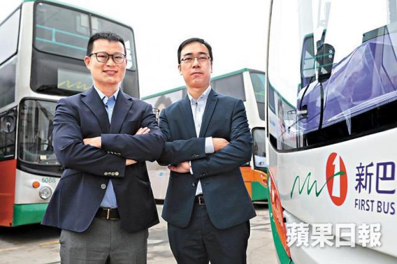 列俊華(右)指抵站時間系統研發困難在於要準確判斷巴士位置。 列俊華(右)指抵站時間系統研發困難在於要準確判斷巴士位置。
