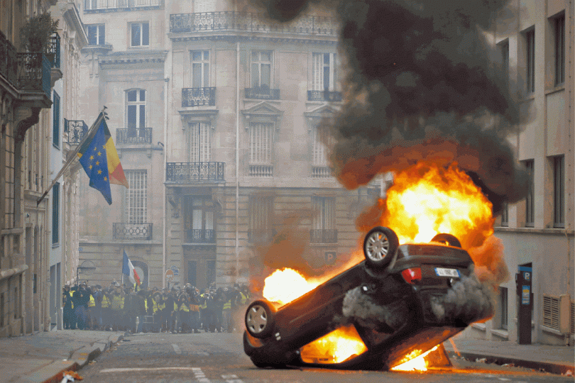 巴黎前天爆騷亂,有汽車被推翻和縱火。 巴黎前天爆騷亂,有汽車被推翻和縱火。