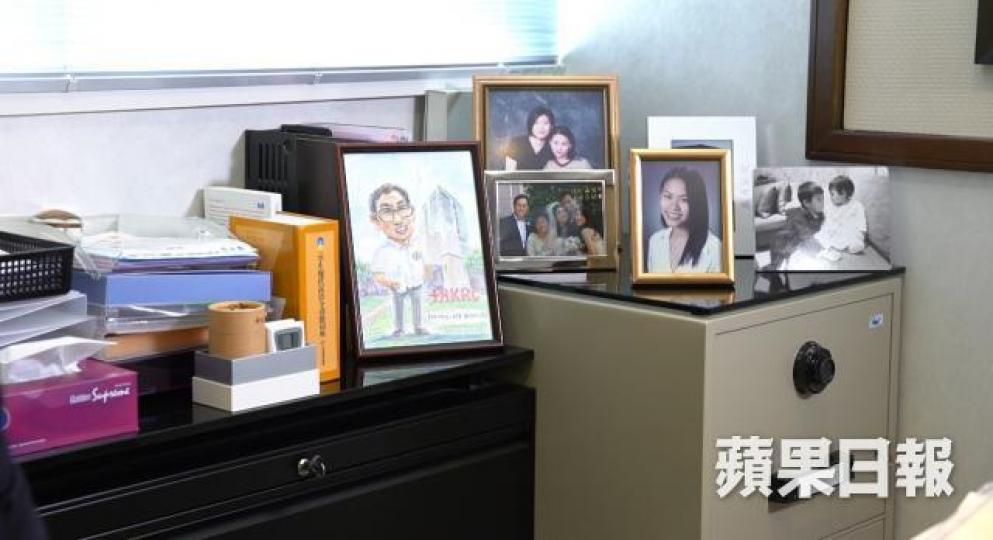 袁鯤濤的私人辦公室擺放了不少家人照片。 袁鯤濤的私人辦公室擺放了不少家人照片。