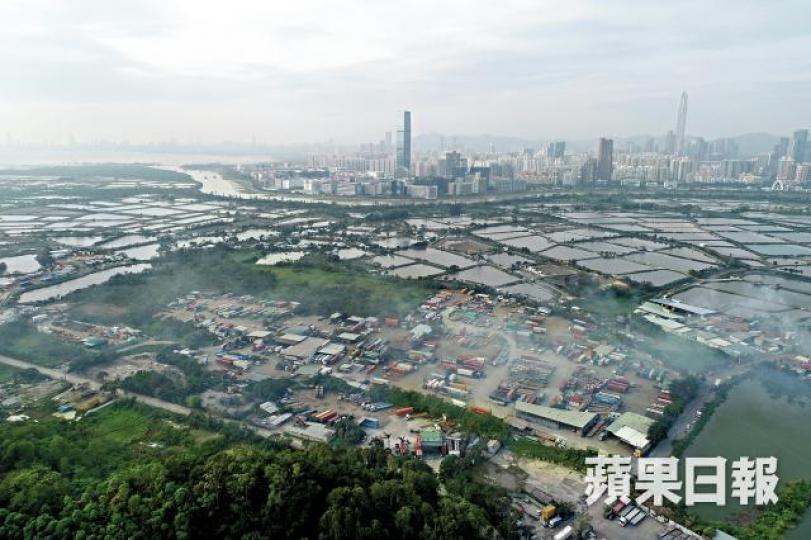 新界西北部大片土地被劃作濕地保育區及緩衝區,但不少用地已作棕地發展,團體憂生態價值降低,令持有土地的發展商更易申請改劃。周智堅攝 新界西北部大片土地被劃作濕地保育區及緩衝區,但不少用地已作棕地發展,團體憂生態價值降低,令持有土地的發展商更易申請改劃。周智堅攝