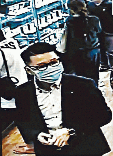 受害人貼出口罩騙徒的CCTV截圖,稱他外表專業斯文。 受害人貼出口罩騙徒的CCTV截圖,稱他外表專業斯文。