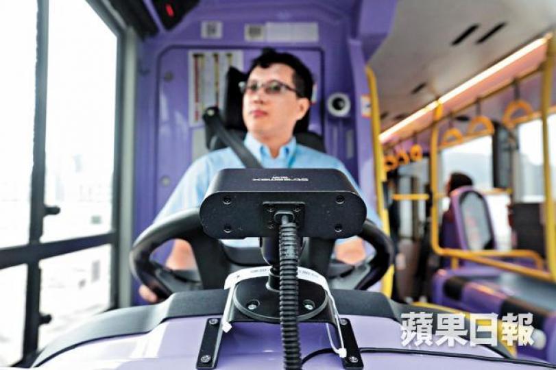 安全系統的鏡頭以人工智能(AI)演算,偵測和分析車長駕駛狀況。黃耀興攝倘車長瞌眼訓,系統會發出警報聲響。 安全系統的鏡頭以人工智能(AI)演算,偵測和分析車長駕駛狀況。黃耀興攝倘車長瞌眼訓,系統會發出警報聲響。