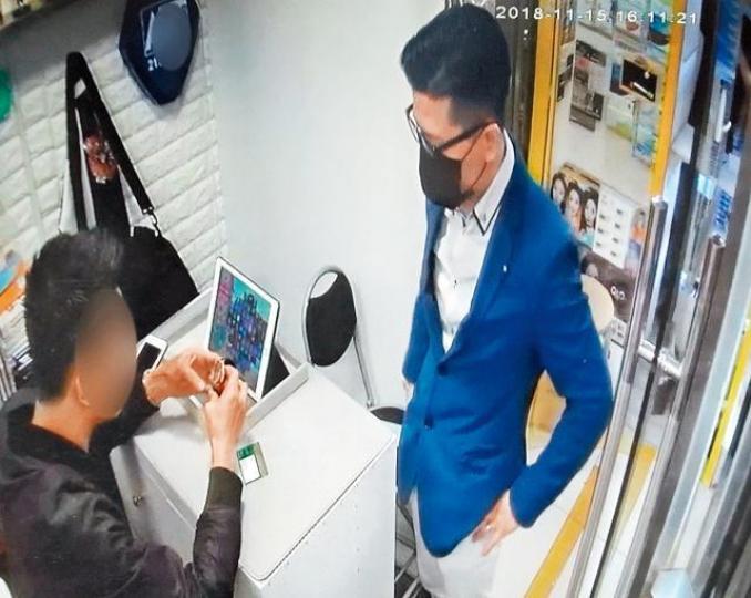 戴着口罩的勞力士大盜將偷回來的名錶在深水埗二手錶舖放售。讀者提供圖片張先生被騙走兩隻共值約25萬元的勞力士Daytona名錶。 戴着口罩的勞力士大盜將偷回來的名錶在深水埗二手錶舖放售。讀者提供圖片張先生被騙走兩隻共值約25萬元的勞力士Daytona名錶。