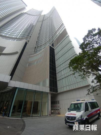 警員到發生住客失竊案的四季酒店調查。胡恩宏攝 警員到發生住客失竊案的四季酒店調查。胡恩宏攝