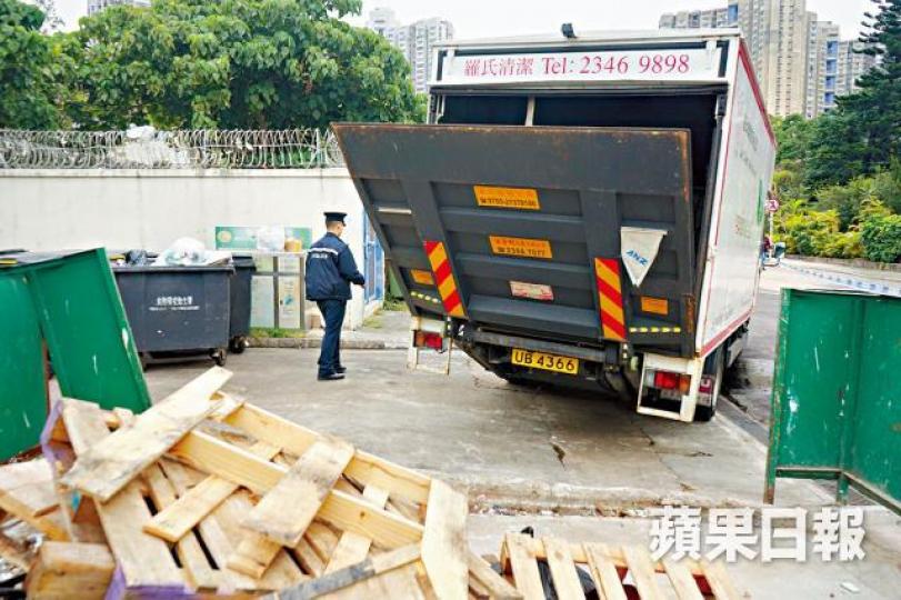 司機遭尾板夾頭重傷,警員圍封涉事垃圾車調查。張家豪攝 司機遭尾板夾頭重傷,警員圍封涉事垃圾車調查。張家豪攝
