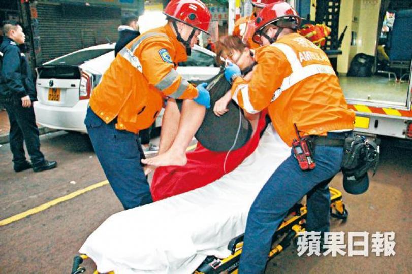 燒炭男子送院時陷入昏迷,須由救護員抬上擔架床。潘志能攝起火大廈其中一條樓梯堆滿雜物。 燒炭男子送院時陷入昏迷,須由救護員抬上擔架床。潘志能攝起火大廈其中一條樓梯堆滿雜物。