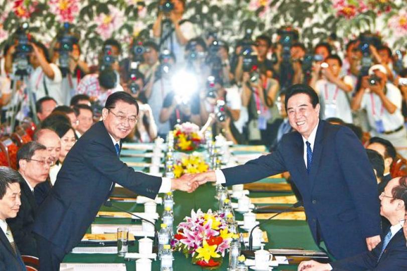 2008年,江丙坤(左)與陳雲林握手,成為重啟兩岸關係的歷史一刻。資料圖片 2008年,江丙坤(左)與陳雲林握手,成為重啟兩岸關係的歷史一刻。資料圖片
