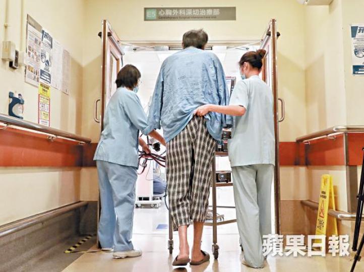 接駁了人工心的甘明光,器官慢慢回復功能,但情況仍危急,急需新心重生。 接駁了人工心的甘明光,器官慢慢回復功能,但情況仍危急,急需新心重生。