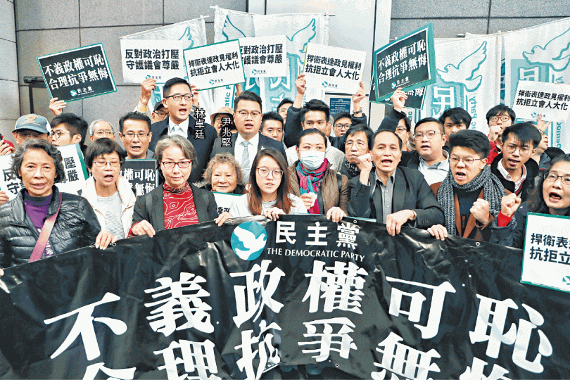 林卓廷和尹兆堅昨到灣仔警察總部接受預約拘捕,獲大批市民聲援。許頌明攝 林卓廷和尹兆堅昨到灣仔警察總部接受預約拘捕,獲大批市民聲援。許頌明攝