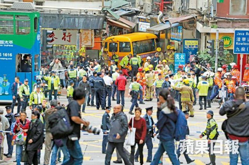 北角保母車意外發生後,大批救援人員趕到現場施救。陳善南攝涉事保母車司機救車時反被輾過倒地,途人上前協助。保母車公司負責人得悉員工重創泣不成聲,需送院檢查。 北角保母車意外發生後,大批救援人員趕到現場施救。陳善南攝涉事保母車司機救車時反被輾過倒地,途人上前協助。保母車公司負責人得悉員工重創泣不成聲,需送院檢查。