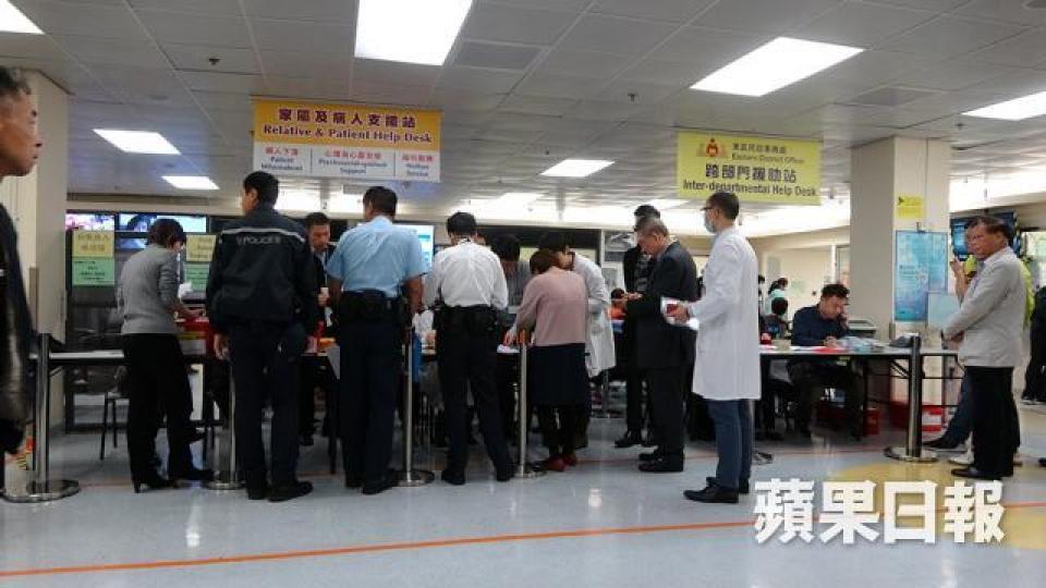 民政事務總署在醫院設立跨部門援助站,供市民查詢及提供協助。簡明恩攝 民政事務總署在醫院設立跨部門援助站,供市民查詢及提供協助。簡明恩攝