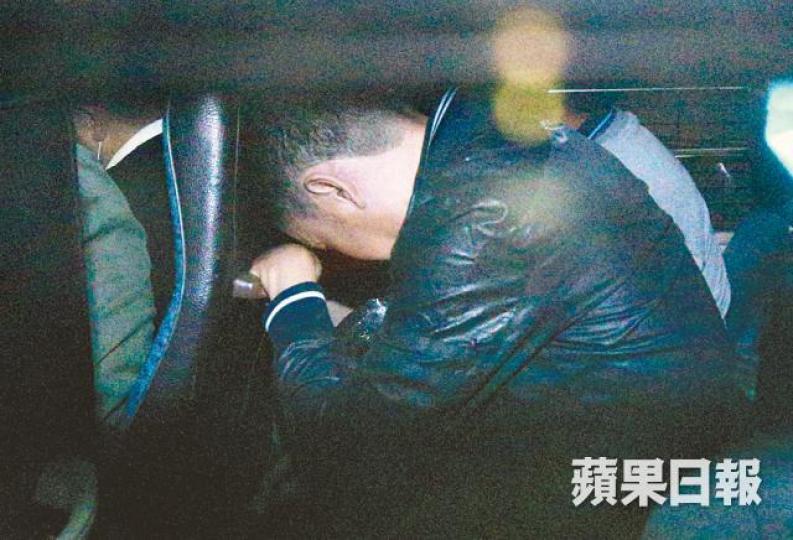 肇事城巴司機方烱華被押上囚車。張志華攝死者家屬認為被告判刑過輕。去年9月城巴車禍導致3死30傷。資料圖片 肇事城巴司機方烱華被押上囚車。張志華攝死者家屬認為被告判刑過輕。去年9月城巴車禍導致3死30傷。資料圖片
