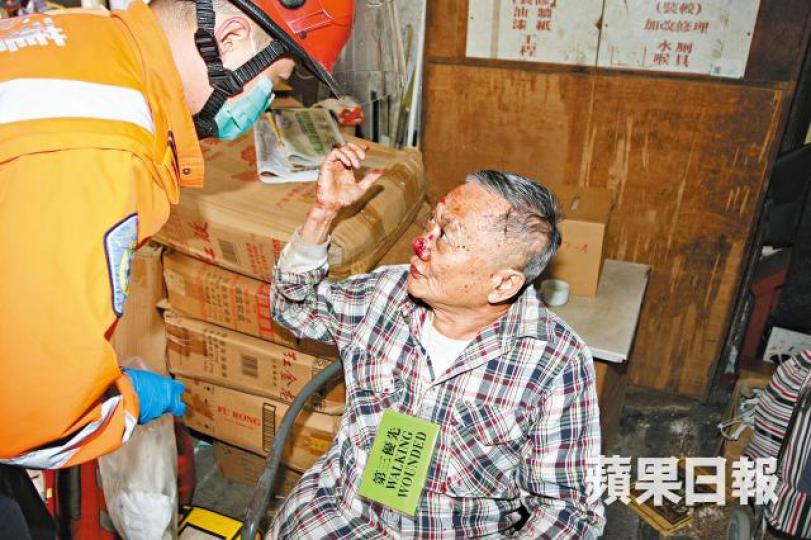 地攤檔主梁伯擦傷頭鼻,自行爬出車底。 地攤檔主梁伯擦傷頭鼻,自行爬出車底。
