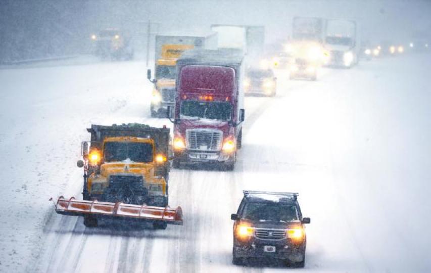 北卡羅萊納州的高速公路被大雪覆蓋,途經的汽車都要慢駛。美聯社 北卡羅萊納州的高速公路被大雪覆蓋,途經的汽車都要慢駛。美聯社